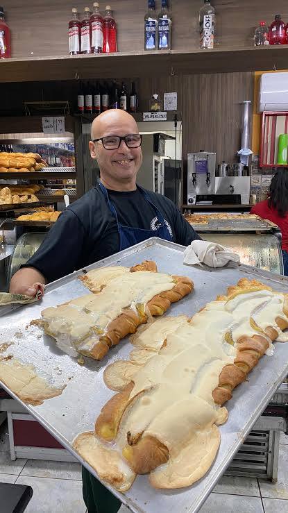 Chico atrás do balcão com bandeja de Chicotones recheados